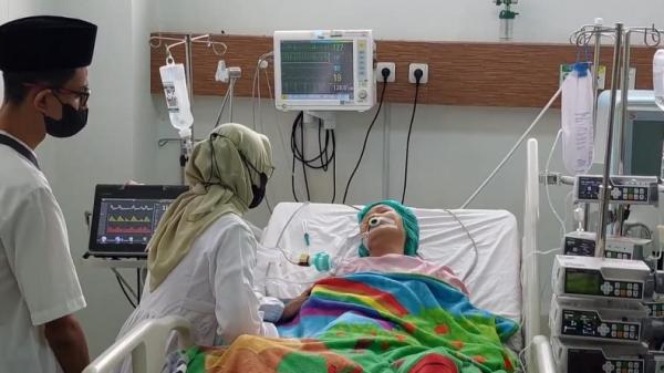Pengantin Hendro Prasetyo dan Utomo Tri Agustianawati minta doa kepada ibunda yang kritis di Ruang ICU RSUD SUBANG. (FOTO: iNews/YUDY HERYAWAN JUANDA)