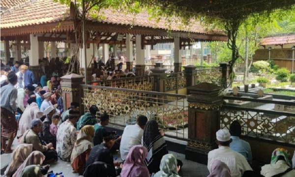 Makam Gus Dur di kompleks Pesantren Tebuireng, Jombang setiap hari diziarahi masyarakat dari berbagai daerah. (Foto: Dok.iNews)