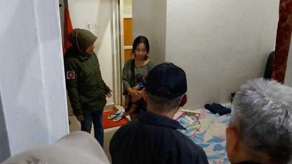 Perempuan muda yang diduga PSK diamankan di hotel wilayah Bukittinggi, Sumbar. Dia diamankan saat bersembunyi di toilet bersama bayinya (Wahyu Sikumbang/MNC Portal)