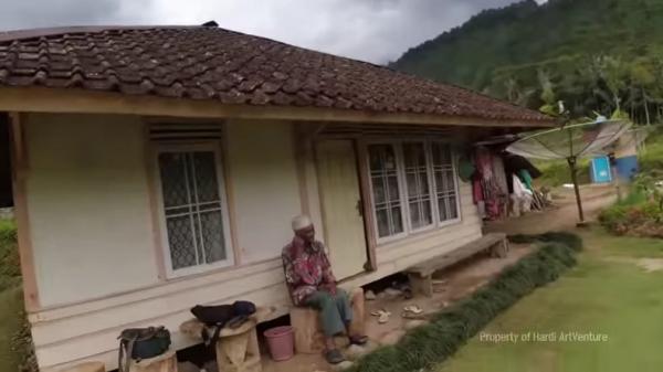 Rumah dari kayu khas Sunda milik Abah Jajang di Kampung Rama Dewa, Desa Karangjaya, Kecamatan Pasirkuda, Cianjur. (FOTO: istimewa/Kanal YouTube @Hardi Artventure)