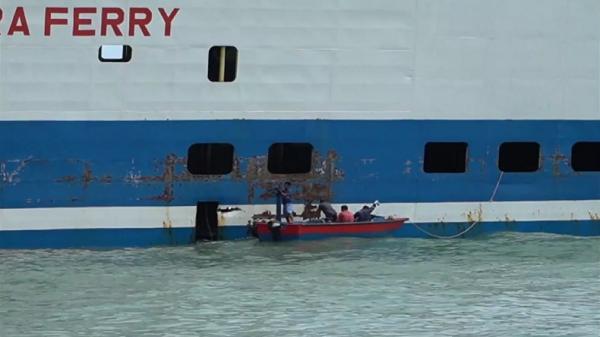 Petugas memperbaiki kebocoran pada lambung Kapal Labrita Karina yang bertabrakan dengan KMP Mabuhay di Pelabuhan Merak. (Foto: Iskandar Nasution)