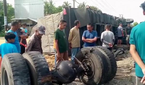 Mobil minibus membawa hewan ternak yang diduga hasil curian mengalami kencelakaan setelah menghantam truk fuso di Kabupaten Pidie, Aceh. (Foto: Jamal Pangwa/iNews)