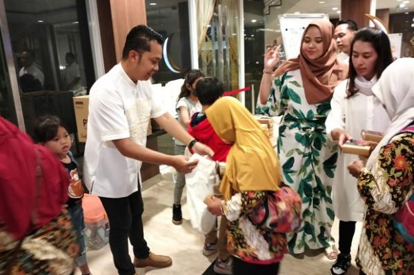General Manager Next Hotel Yogyakarta Albert Jones memberikan bantuan CSR secara simbolis kepada pengelola Panti Asuhan Bina Siwi. (Foto : iNews.id /erfan erlin)