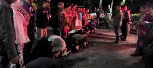 Perang Sarung Puluhan remaja yang diamankan di Polsek Dlingo Bantul diminta bersujud di depan kaki orang tua masing-masing. (foto : Ist)
