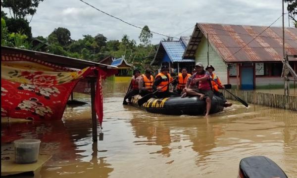 Banjir Kapuas Meluas, 4.166 Rumah Terendam, Warga Mulai Terserang Gatal dan Diare
