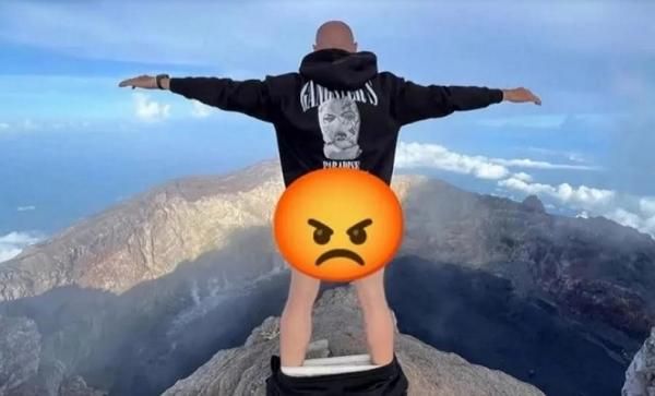 Tangkapan layar aksi tak senonoh bule buka celana di Gunung Agung Bali.