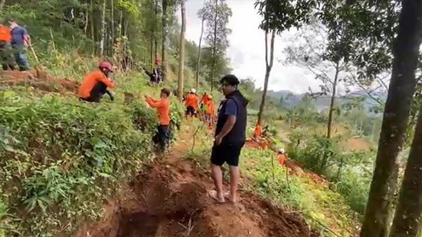 Polisi dan tim SAR saat menggali lokasi diduga korban pembunuhan berantai dukun pengganda uang di Kabupaten Banjarnegara. Foto: iNews TV/Elis Novit.