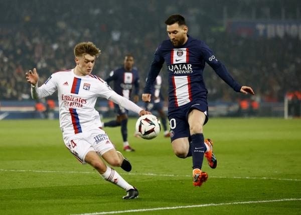 Bintang PSG, Lionel Messi dikawal ketat pemain Olympique Lyonnais, Johann Lepenant dalam laga Liga Prancis 2022/2023 di Stadion Parc des Prancis, Paris, Senin (3/4/2023). (Foto: REUTERS)