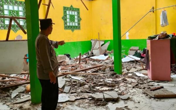 Kondisi asrama santriwati Pondok Pesantren Madrasatul Quran. (Foto: IG @polsek_kakap)