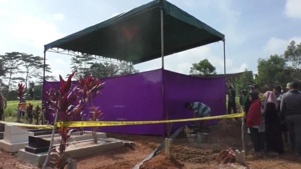 Polisi bongkar makam istri yang tewas diracun suaminya di Tulang Bawang, Lampung (Ahmad Luthfi Rosyadi/MNC Portal)
