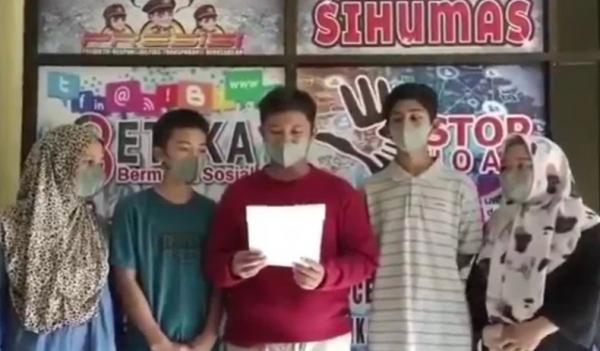 Viral Matikan Listrik Masjid Tiga remaja viral mematikan listrik di masjid saat tarawih meminta maaf. (Foto: Erwin Eka Pratama)