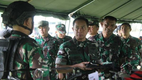Wakasad Wakasad Letjen TNI Agus Subiyanto memberikan pengarahan kepada prajurit Yonif Raider 300/Brajawijaya yang akan bertugas sebagai Satgas Pamtas di wilayah Papua. (Foto: Dok. TNI).