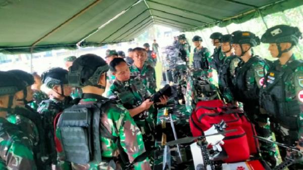 Wakasad Letjen TNI Agus Subiyanto memberikan pengarahan kepada prajurit Yonif Raider 300/Brajawijaya yang akan bertugas sebagai Satgas Pamtas di wilayah Papua. (Foto: Dok. TNI).