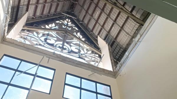 Gedung utama Sekolah Polisi Negara (SPN) Polda Kalbar rusak diterjang angin puting beliung (Rizki Kurnia/MNC Portal)