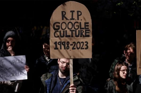 Karyawan Google melakukan aksi demonstrasi pada 4 April 2023 di London,Inggris. (Foto: Reuters)