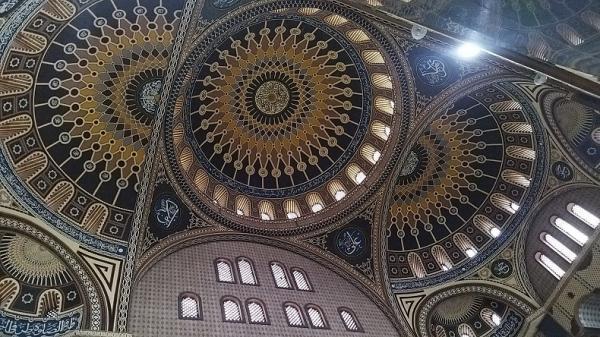 Salah satu interior indah di masjid Al hidayah Malang. (Avirista Midaada).