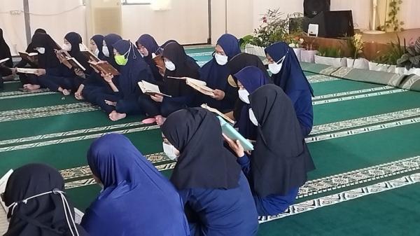 Aktivitas mengaji para napi di Lapas perempuan Malang. (avirista midaada).