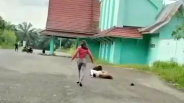 remaja perempuan berkelahi Dua remaja perempuan di Jambi baku hantam hingga saling jambak. Videonya beredar luas hingga viral di Jambi (Budi Utomo/MNC Portal)