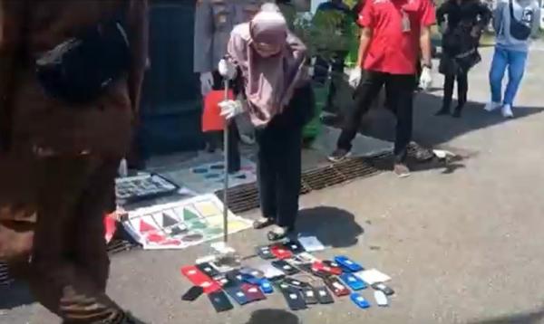 Pemusnahan Hp Nunukan Bupati Nunukan Asmin Laura Hafid memusnahkan barang bukti kejahatan, Kamis (6/4/2023). (Foto: Usman Coddang)
