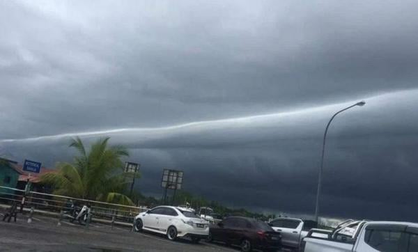 Heboh Penampakan Awan Lurus Panjang di Langit, Netizen: Tangga menuju Surga!