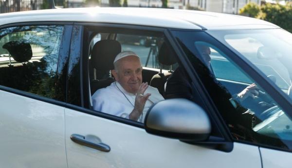 Suhu Dingin, Paus Fransiskus Lewatkan Prosesi Jalan Salib di Luar Ruangan