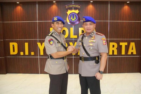 ombes Pol Nurodin dan Dirpolairud Polda DIY Kombes Pol Pitoyo Agung Yuwono (kanan). (Foto : Dok Humas Polda DIY)