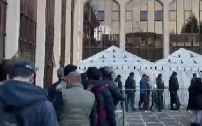 Antrean bukber di masjid Inggris (Dok. Yuli) Antrean bukber di masjid Inggris (Dok. Yuli)