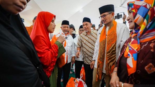 Sandiaga Dikalungkan Syal Oranye ketika Hadiri Undangan Ahmad Syaikhu, Diusung PKS?