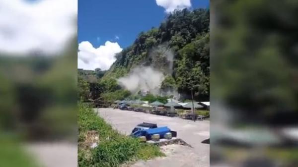 Tebing Longsor Gempa berkekuatan magnitudo 4,5 yang mengguncang Kota Bukittinggi, Sumatera Barat memicu longsor tebing Ngarai Sianok, Sabtu (8/4/2023). (Foto: Wahyu Sikumbang).