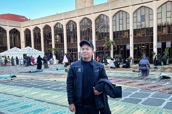 Yuli ketika bukber di masjid di Inggris Yuli ketika bukber di masjid di Inggris (Dok. Pribadi)