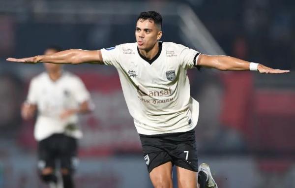 Striker Borneo FC, Matheus Pato Striker Borneo FC, Matheus Pato mencetak brace untuk membantu timnya melibas RANS Nusantara FC 4-2 dalam laga lanjutan Liga 1 2022/2023. Duel tersebut digelar di Stadion Segiri, Samarinda, Kaltim, Minggu (9/4/). (Foto: Instagram/@borneofc.id)