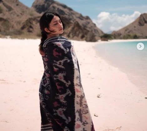 Sintya Marisca 3 Sintya Marisca dikabarkan dekat dengan putra Ustad Uje. (foto: instagram)