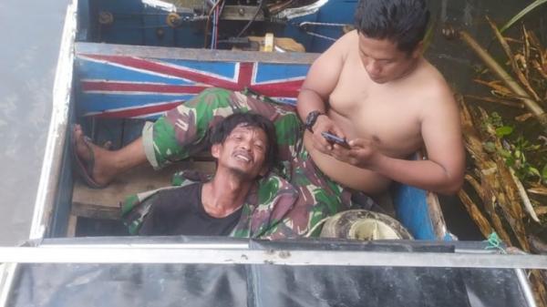 Prajurit TNI gagalkan pembajakan kapal di wilayah Perairan Desa Sungai Badak, Kabupaten OKI, Sumsel, Jumat, (7/4/2023). (Dinas Penerangan TNI AD)