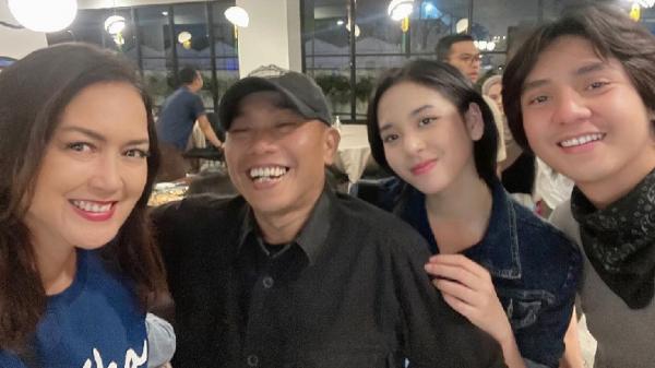 Arbani Yasiz berpose bersama penulis Pidi Baiq (Foto: IG Ira Wibowo)