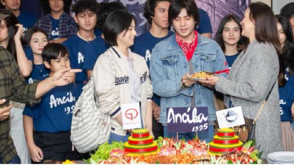 Arbani Yasiz potong tumpeng (Foto: IG Ira WIbowo)