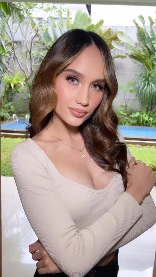 E60A95C3 0D39 4F4C B7B0 0C4AA909FBBB Potret seksi Cinta Laura bergaya Nude. (Foto: Instagram)
