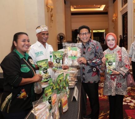 Mendes PDTT Gus Halim menunjukkan produk dari program Tekad. (Foto: ANtara)