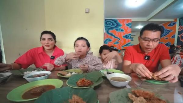 Anang dan Ashanty makan di warteg (Foto: YouTube The Hermansyah A6)