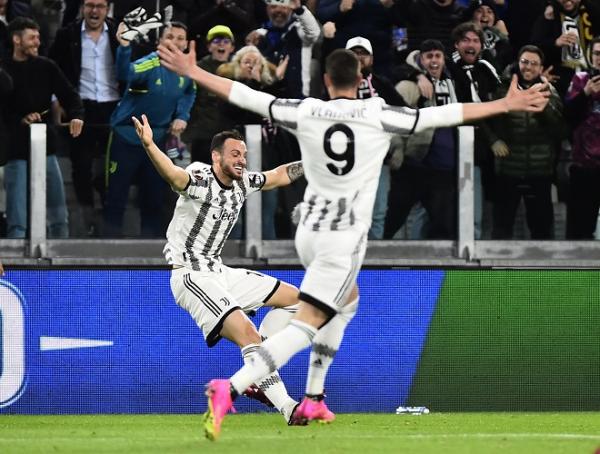 Bek Juventus Federico Gatti merayakan gol ke gawang Sporting CP dalam laga leg pertama perempat final Liga Europa 2022/2023 di Stadion Allianz, Jumat (14/4/2023). (Foto: REUTERS)