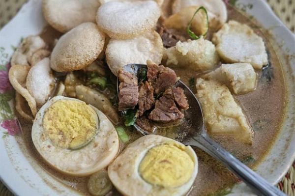Kamu bisa mencoba Kupat Gule Bang Doel untuk sarapan pagi. (Foto: istimewa)