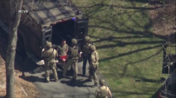 Sejumlah petugas FBI menangkap Teixeira di rumahnya dan menggiringnya masuk ke dalam kendaraan lapis baja, Kamis (13/4/2023). (Foto: Reuters)