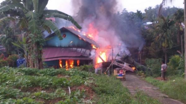 Sebuah rumah semi permanen di Kota Jambi ludes terbakar, Minggu (16/4/2023). (Azhari Sultan/MNC Portal)
