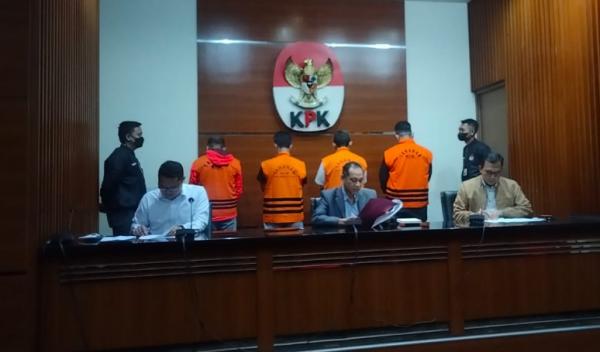 Jadi Tersangka, Wali Kota Bandung Yana Mulyana Pakai Rompi Tahanan