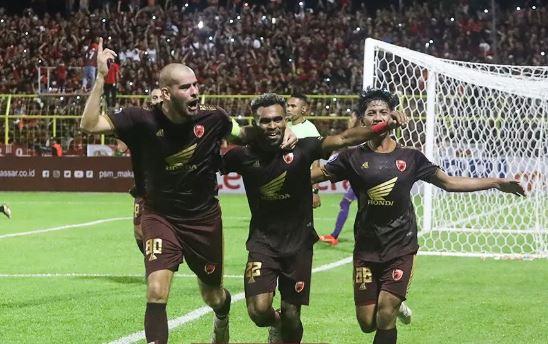 Wiljan Pluim Yance Sayuri Ananda Raehan PSM Pemain PSM, Wiljan Pluim dan Ananda Raehan merayakan gol Yance Sayuri (22) ke gawang Borneo FC dalam laga Liga 1 2022/2023 di Stadion Gelora B.J Habibie, Parepare, Sulawesi Selatan pada Minggu (16/4/2023) malam WIB. (Foto: Instagram/@psm_makassar)