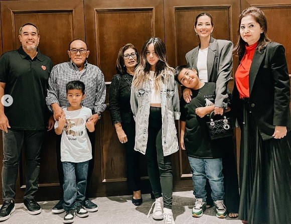 Potret cantik Nia Ramadhani ulang tahun ke-33. (foto: Instagram)