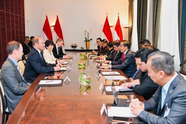 Presiden Jokowi menggelar pertemuan bisnis dengan tiga pemimpin perusahaan Eropa di Hotel Kastens Luisenhoff, Hannover, Jerman, Minggu (16/4/2023). (Foto: BPMI Sekretariat Presiden)