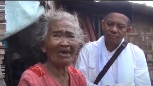 Nenek Silam (kiri) dengan Ketua Komisi II DPRD Lobar Abu Bakar Abdullah (kanan) (Foto: iNews/Muzakir)
