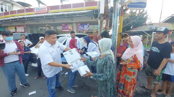 DPW Partai Perindo DKI Jakarta Bagi-Bagi Takjil untuk Masyarakat di Cipinang