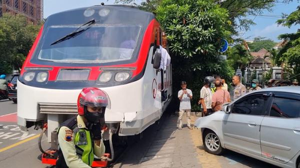 Kecelakaan Mobil Ringsek Tertabrak Ka Batara Kresna Di Jalan Slamet