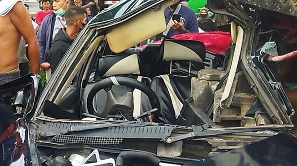 Kecelakaan terjadi di pelintasan kereta api tanpa palang pintu, tepatnya di depan Universitas Muhammadiyah Lamongan, Selasa (18/4/2023). (Foto: Avirista Midaa).